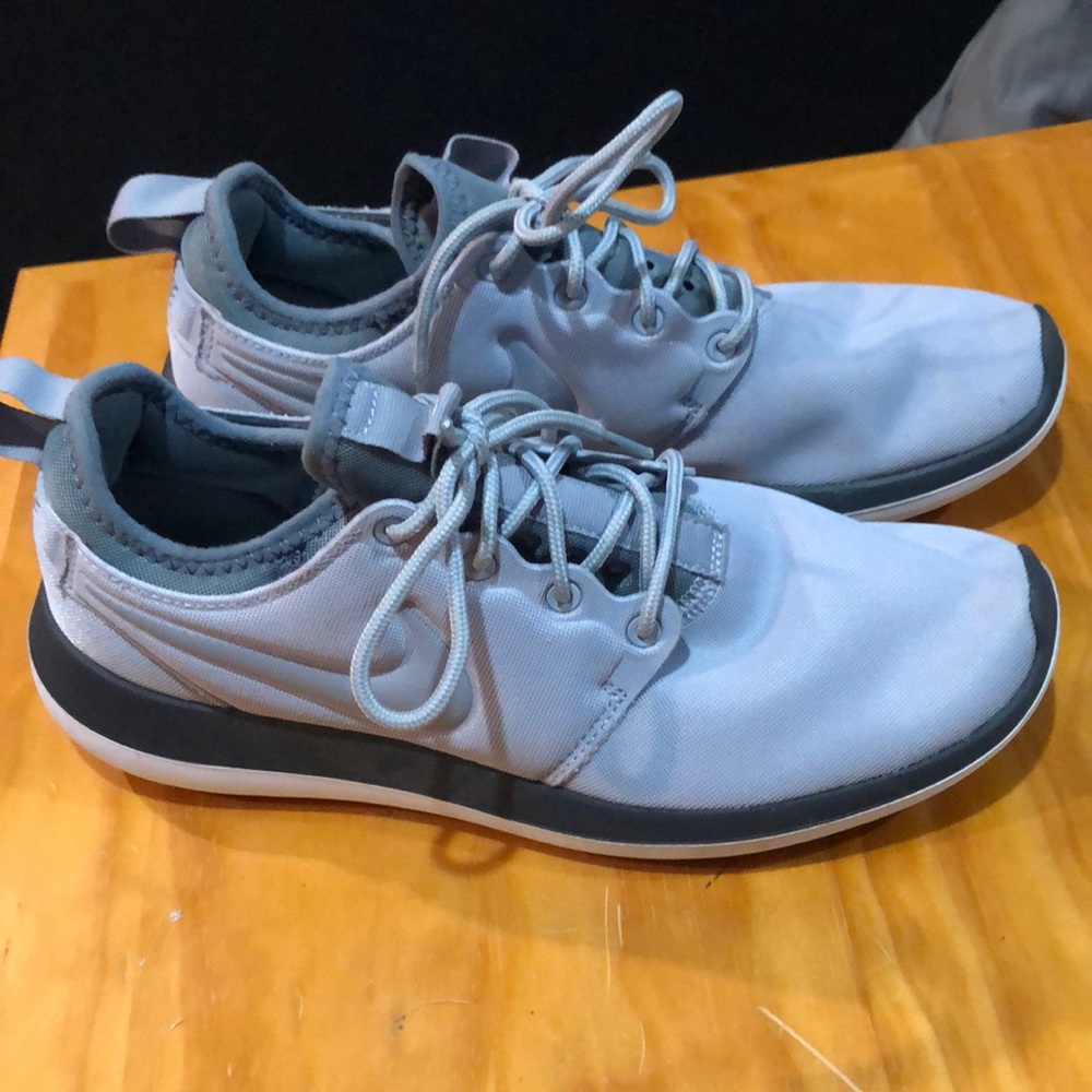 gray and black nike roshe